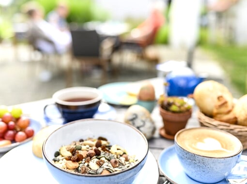 Hotel Gut Vorbeck Café Herzensgut Frühstück mit Kaffee, Müsli und Cappuccino